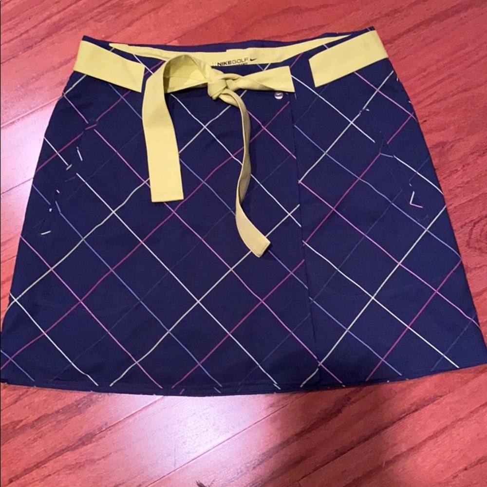 Women’s Nike Reversible skirt with shorts- size 4